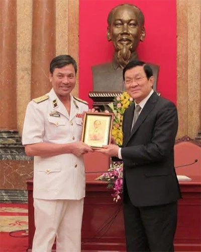 Chủ tịch nước Trương Tấn Sang tặng quà lưu niệm cho đại biểu Quân chủng Hải quân. Ảnh: QĐND