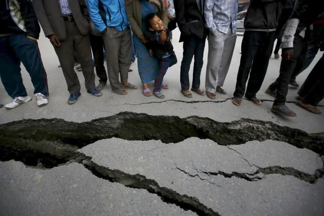 Một con đường nứt toác ở Kathmandu vì động đất - Ảnh: AFP
