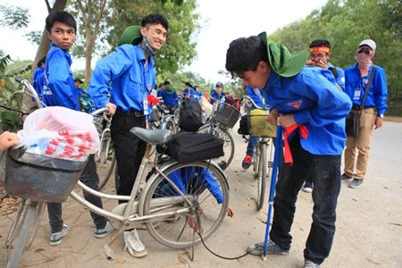 SV Thu do dap xe vuot 100 km ve Gio to Hung Vuong