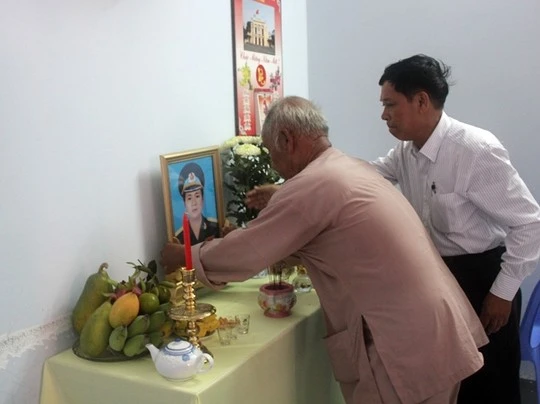 Đưa thi thể phi công Nguyễn Anh Tú về thăm nhà ảnh 2 Rất đông bạn bè, hàng xóm đến chia buồn với gia đình anh Tú.