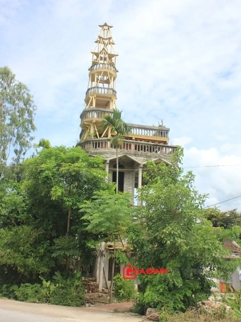 Ngôi nhà kỳ dị ở nghệ an Ngôi nhà kỳ dị này là của gia đình ông Nguyễn Văn Cường (xóm Tân Quang, xã Hoa Thành, Yên Thành, Nghệ An)