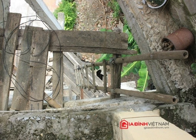 Ngôi nhà kỳ dị ở nghệ an Ván cốp-pha và những chiếc thang tre theo thời gian cũng ải mục