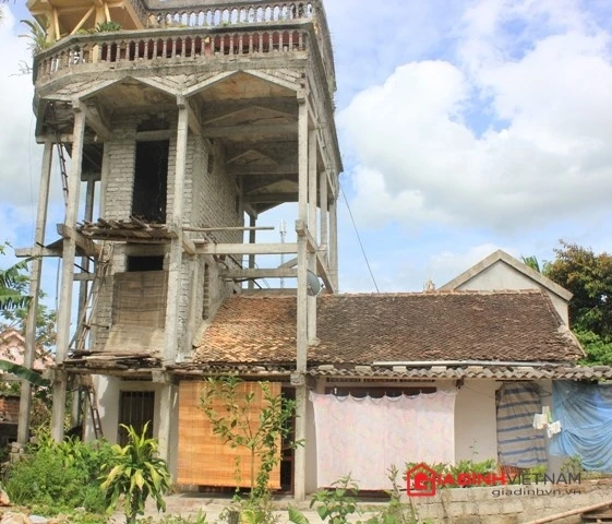 Ngôi nhà kỳ dị ở nghệ an Ông Cường tự thiết kế và bắt đầu xây dựng từ năm 2006. Gia chủ gần như không thuê mướn mà chỉ tự mình xây dựng