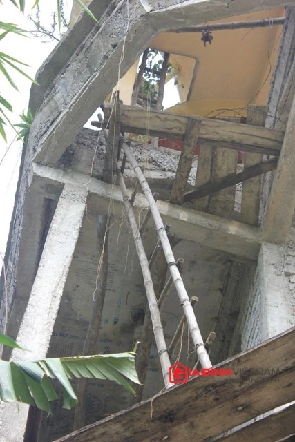 Ngôi nhà kỳ dị ở nghệ an Mấy năm gần đây, do bị bệnh nên ông Cường bỏ dở ngôi nhà đang xây...