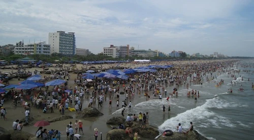 Du khách ở biển Sầm Sơn sáng 1/5. Ảnh:Lê Hoàng. Sam-20Son-201.jpg