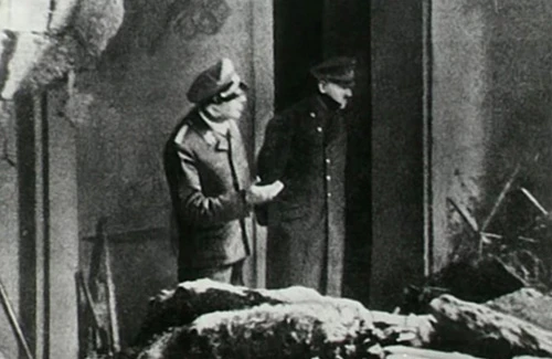 Hitler bước ra khỏi boongke để quan sát khung cảnh tan hoang gần đó sau trận ném bom của lực lượng Đồng minh. Ảnh:Business Insider hitler1.jpg