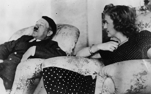 Trước khi chết,Hitler kết hôn với người tình lâu năm Eva Braun. Ảnh:Business Insider. hitler3.jpg