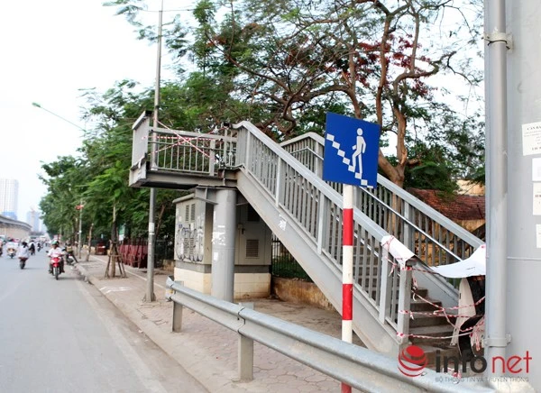 Dỡ cầu đi bộ, hàng trăm sinh viên phải băng qua đường giờ nguy hiểm ảnh 2 Dỡ cầu đi bộ, hàng trăm sinh viên phải băng qua đường giờ nguy hiểm ảnh 2