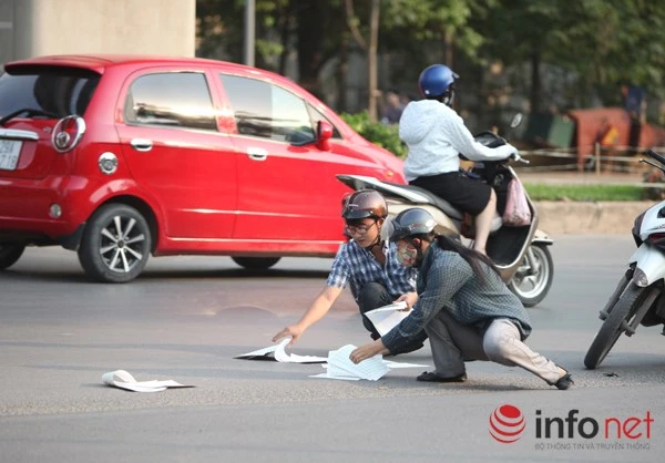 Dỡ cầu đi bộ, hàng trăm sinh viên phải băng qua đường giờ nguy hiểm ảnh 3 Dỡ cầu đi bộ, hàng trăm sinh viên phải băng qua đường giờ nguy hiểm ảnh 3