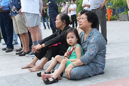 Người dân TP.HCM về xem tượng đài Bác Hồ ảnh 2 Người dân TP.HCM về xem tượng đài Bác Hồ ảnh 2
