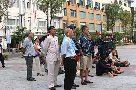 Người dân TP.HCM về xem tượng đài Bác Hồ ảnh 4 Người dân TP.HCM về xem tượng đài Bác Hồ ảnh 4