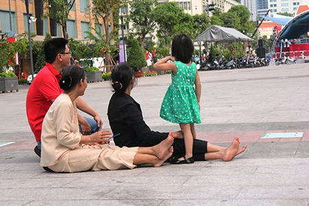 Người dân TP.HCM về xem tượng đài Bác Hồ ảnh 3 Người dân TP.HCM về xem tượng đài Bác Hồ ảnh 3