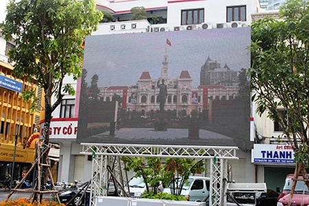 Người dân TP.HCM về xem tượng đài Bác Hồ ảnh 5 Người dân TP.HCM về xem tượng đài Bác Hồ ảnh 5