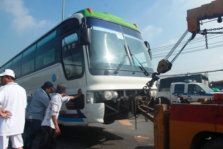 Xe đầu kéo tông nát xe con, 5 người cùng một nhà thiệt mạng ảnh 6 Xe đầu kéo tông nát xe con, 5 người cùng một nhà thiệt mạng ảnh 6