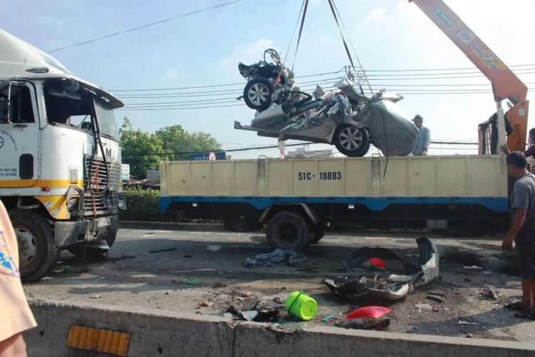 Xe đầu kéo tông nát xe con, 5 người cùng một nhà thiệt mạng ảnh 3 Xe đầu kéo tông nát xe con, 5 người cùng một nhà thiệt mạng ảnh 3