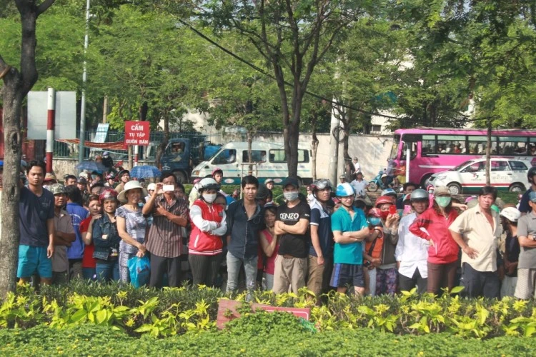 Xe đầu kéo tông nát xe con, 5 người cùng một nhà thiệt mạng ảnh 4 Xe đầu kéo tông nát xe con, 5 người cùng một nhà thiệt mạng ảnh 4