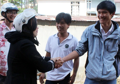 Vợ chồng anh Nghĩa cảm ơn 2 ân nhân đã cứu gia đình họ trong cơn lũ. Ảnh:Quốc Dũng an-nhan-1-6498-1433229851.jpg