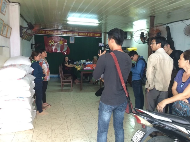 Chị Hồng ve chai đi trao quà từ thiện ảnh 3 Chị Hồng ve chai đi trao quà từ thiện ảnh 3