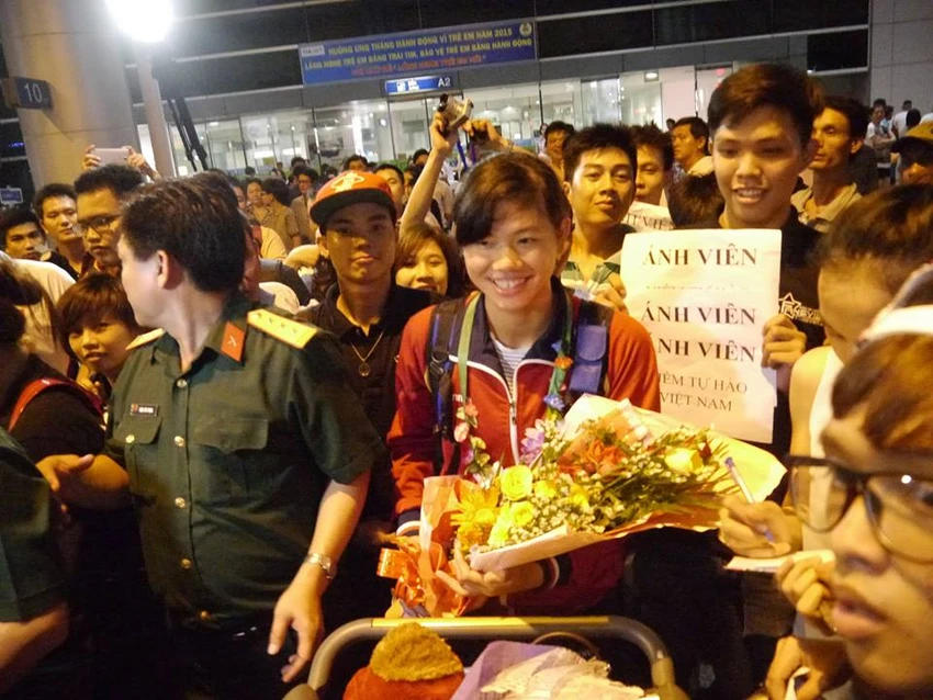 Người hâm mộ hân hoan chào đón Ánh Viên tại sân bay Tân Sơn Nhất ảnh 8 Người hâm mộ hân hoan chào đón Ánh Viên tại sân bay Tân Sơn Nhất ảnh 8