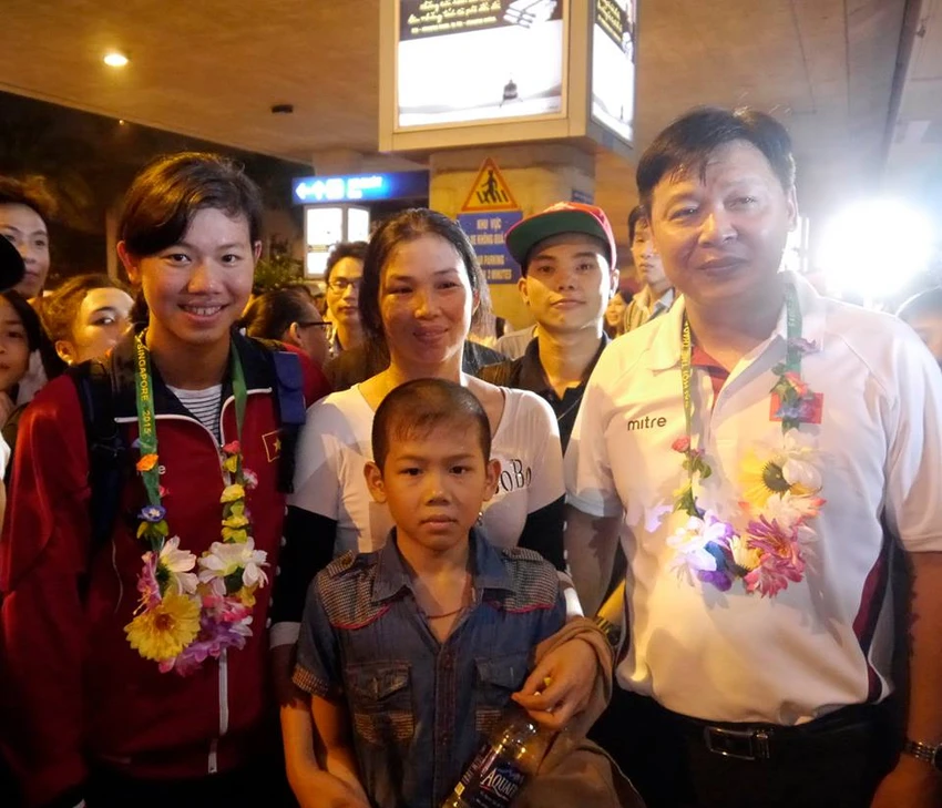 Người hâm mộ hân hoan chào đón Ánh Viên tại sân bay Tân Sơn Nhất ảnh 9 Người hâm mộ hân hoan chào đón Ánh Viên tại sân bay Tân Sơn Nhất ảnh 9