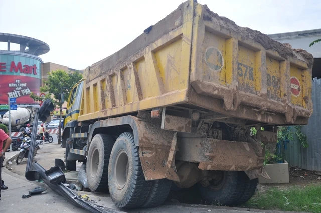 Thót tim tài xế xe ben 'húc' đổ cột đèn để tránh đâm nhiều người ảnh 2 Thót tim tài xế xe ben 'húc' đổ cột đèn để tránh đâm nhiều người ảnh 2