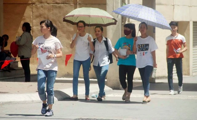 Thí sinh vào thi môn Hóa học trong cái nắng 40 độ C ảnh 1 Thí sinh vào thi môn Hóa học trong cái nắng 40 độ C ảnh 1