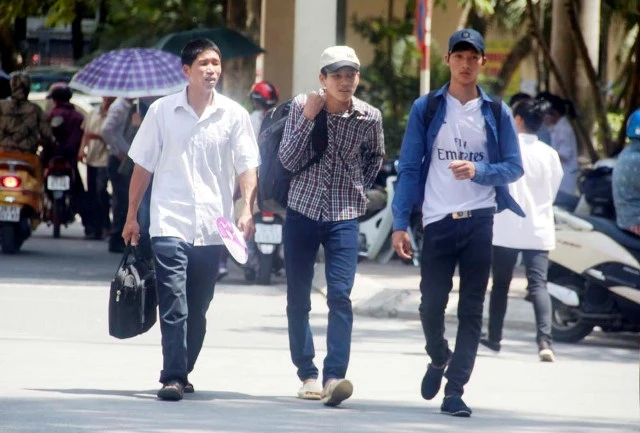 Thí sinh vào thi môn Hóa học trong cái nắng 40 độ C ảnh 3 Thí sinh vào thi môn Hóa học trong cái nắng 40 độ C ảnh 3