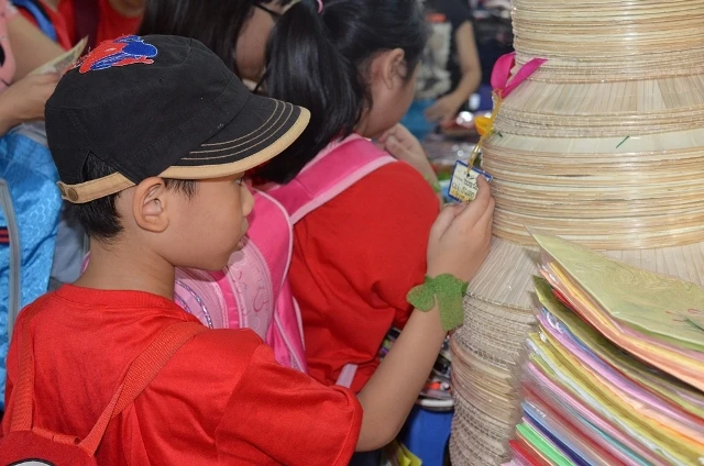 Chùm ảnh: Các bé ‘quậy tưng’ chợ Bến Thành ảnh 14 Chùm ảnh: Các bé ‘quậy tưng’ chợ Bến Thành ảnh 14
