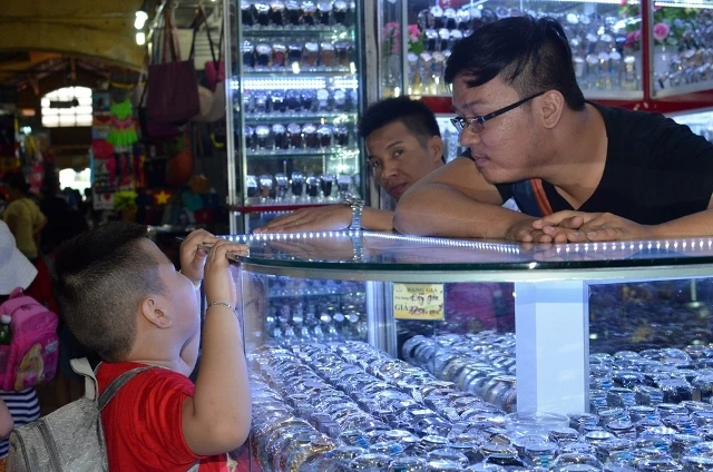 Chùm ảnh: Các bé ‘quậy tưng’ chợ Bến Thành ảnh 15 Chùm ảnh: Các bé ‘quậy tưng’ chợ Bến Thành ảnh 15