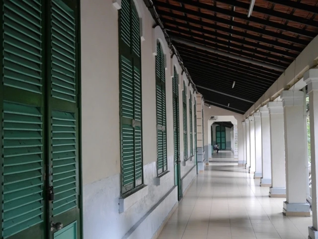 Độc đáo những ngôi trường trăm tuổi ở Sài Gòn ảnh 1