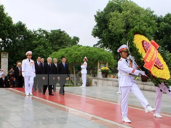 Lãnh đạo Đảng, Nhà nước tưởng niệm các Anh hùng liệt sỹ ảnh 1
