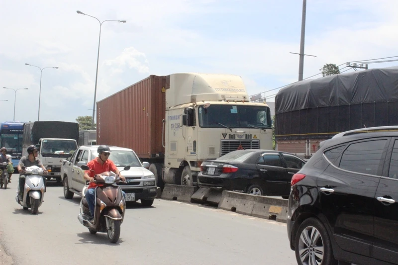 Container húc ô tô gây ùn ứ nghiêm trọng trên QL 1A ảnh 1 Container húc ô tô gây ùn ứ nghiêm trọng trên QL 1A ảnh 1