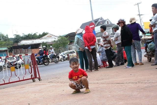 Người dân bỏ việc ra hiện trường theo dõi thực nghiệm vụ thảm sát ở Bình Phước ảnh 7 Người dân bỏ việc ra hiện trường theo dõi thực nghiệm vụ thảm sát ở Bình Phước ảnh 7