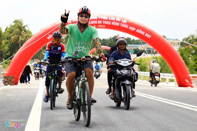 Cũng trong buổi sáng, các thành viên nhóm Đạp Chụp ở Sài Gòn đã đạp xe xuống Tiền Giang để chinh phục cây cầu này. Con đưa di ảnh ba mẹ ngắm cầu Mỹ Lợi ngày thông xe