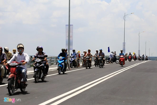 Sáng 29/8, cầu Mỹ Lợi dài gần 2,7 km, rộng 12 m đi vào hoạt động. Người dân hai bờ sông của tỉnh Long An và Tiền Giang háo hức đi xe lên cầu. Con đưa di ảnh ba mẹ ngắm cầu Mỹ Lợi ngày thông xe