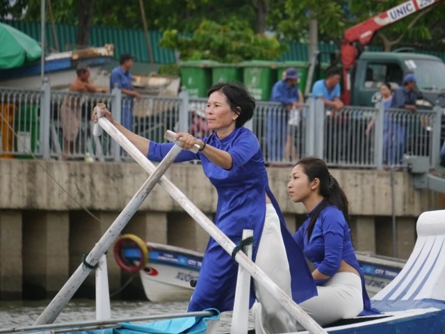 Chùm ảnh ngày đầu khai trương tuyến du ngoạn kênh Nhiêu Lộc-Thị Nghè ảnh 10 Chùm ảnh ngày đầu khai trương tuyến du ngoạn kênh Nhiêu Lộc-Thị Nghè ảnh 10