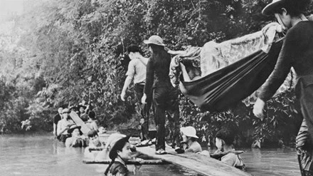 “Cầu người” - bức ảnh chiến tranh quí hiếm ảnh 1 Bức ảnh độc đáo “Cầu người” của phóng viên ảnh chiến trường Phạm Văn Thính.