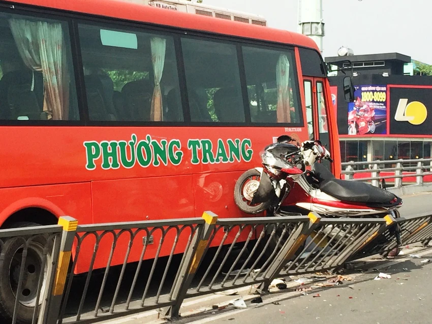 Xe Phương Trang tông hàng loạt xe máy, một người rơi khỏi cầu vượt Cây Gõ ảnh 1 Xe Phương Trang tông hàng loạt xe máy, một người rơi khỏi cầu vượt Cây Gõ ảnh 1