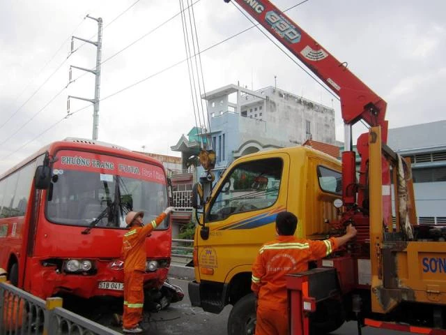 Ảnh hiện trường vụ xe Phương Trang húc nhiều xe máy trên cầu vượt Cây Gõ ảnh 9 Ảnh hiện trường vụ xe Phương Trang húc nhiều xe máy trên cầu vượt Cây Gõ ảnh 9