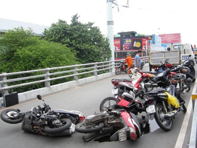 Ảnh hiện trường vụ xe Phương Trang húc nhiều xe máy trên cầu vượt Cây Gõ ảnh 8 Ảnh hiện trường vụ xe Phương Trang húc nhiều xe máy trên cầu vượt Cây Gõ ảnh 8