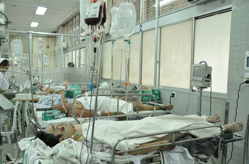 Xe Phương Trang tông hàng loạt xe máy, một người rơi khỏi cầu vượt Cây Gõ ảnh 3 Xe Phương Trang tông hàng loạt xe máy, một người rơi khỏi cầu vượt Cây Gõ ảnh 3