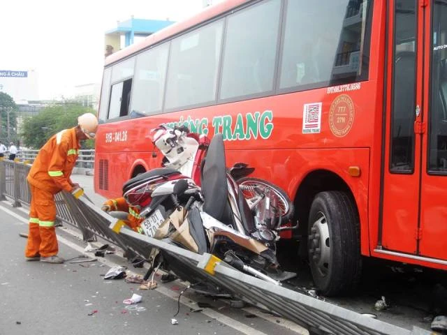 Ảnh hiện trường vụ xe Phương Trang húc nhiều xe máy trên cầu vượt Cây Gõ ảnh 2 Ảnh hiện trường vụ xe Phương Trang húc nhiều xe máy trên cầu vượt Cây Gõ ảnh 2