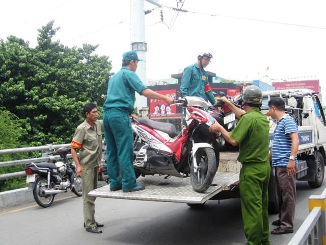 Ảnh hiện trường vụ xe Phương Trang húc nhiều xe máy trên cầu vượt Cây Gõ ảnh 7 Ảnh hiện trường vụ xe Phương Trang húc nhiều xe máy trên cầu vượt Cây Gõ ảnh 7