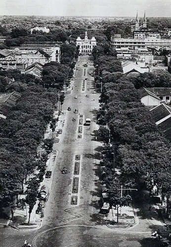 duong-nguyen-hue-tu-mot-dong-kenh-den-quang-truong-di-bo-2
