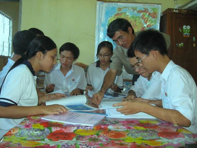 Học lịch sử địa phương tại một trường chuyên ở miền Tây: học sinh tới bảo tàng, thực địa ghi chép, tìm hiểu câu chuyện thay vì đóng khung trong bốn bức tường lớp học. Ảnh T. Dũng Học lịch sử địa phương tại một trường chuyên ở miền Tây: học sinh tới bảo tàng, thực địa ghi chép, tìm hiểu câu chuyện thay vì đóng khung trong bốn bức tường lớp học. Ảnh T. Dũng