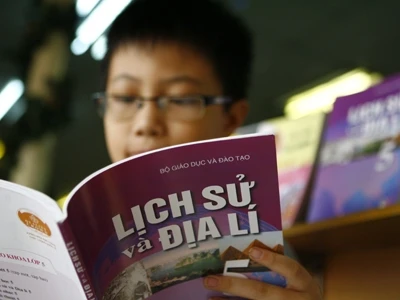 Việc cố minh họa và nhồi nhét một nhận thức lịch sử duy nhất sẽ dẫn đến hậu quả bộ nhớ của học sinh bị... đầy và rối loạn. Ảnh minh hoạ: Tiền Phong Việc cố minh họa và nhồi nhét một nhận thức lịch sử duy nhất sẽ dẫn đến hậu quả bộ nhớ của học sinh bị... đầy và rối loạn. Ảnh minh hoạ: Tiền Phong