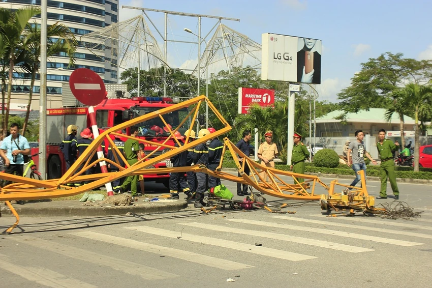Sập giàn cần cẩu, đè chết người đàn ông đang chạy xe máy ảnh 2 Sập giàn cần cẩu, đè chết người đàn ông đang chạy xe máy ảnh 2