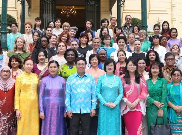 Đại sứ Nguyễn Nguyệt Nga, Phu nhân Phó Thủ tướng Phạm Bình Minh, ngoại giao đa phương, Biển Đông, TPP, FTA, APEC 2007 tại Việt Nam Đại sứ Nguyễn Nguyệt Nga, Phu nhân Phó Thủ tướng Phạm Bình Minh, ngoại giao đa phương, Biển Đông, TPP, FTA, APEC 2007 tại Việt Nam