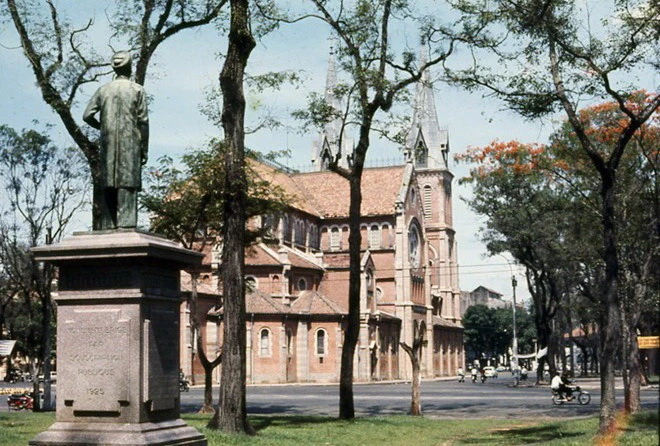 Tượng Trương Vĩnh Ký ở một góc công viên Thống Nhất nhìn ra nhà thờ Đức Bà năm 1969 (hiện được đặt ở Bảo Tàng Mỹ Thuật TP.HCM) - Ảnh tư liệu