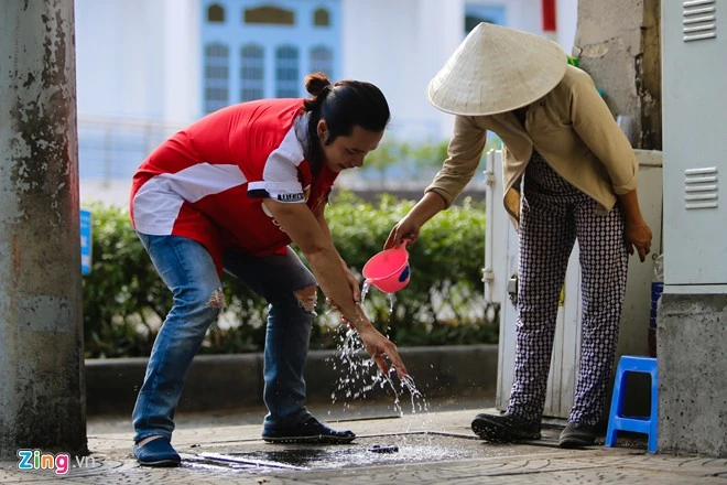 Sau khi hớt tóc xong cho một khách anh lại ra quán nước gần đó xin rửa tay cho sạch sẽ để tiếp tục phục vụ người khác. Chàng Việt kiều Mỹ cắt tóc miễn phí trên vỉa hè Sài Gòn